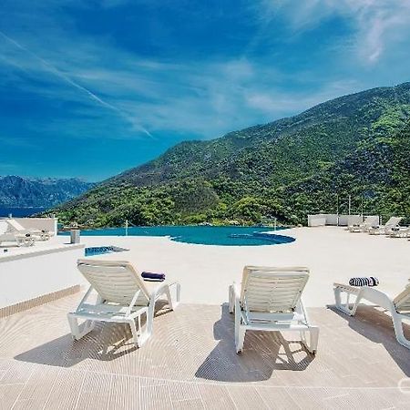 Luxury 1 Bedroom Apartment With Cozy Garden D2-2 In Morinj Cattaro Esterno foto