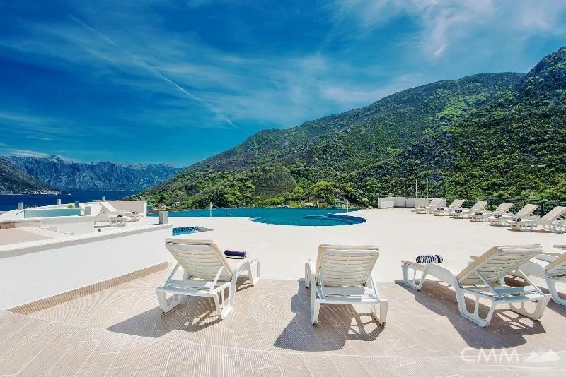 Luxury 1 Bedroom Apartment With Cozy Garden D2-2 In Morinj Cattaro Esterno foto